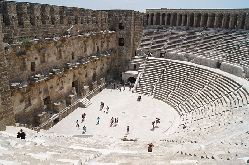 Le théâtre, construit par l'architecte local Zénon sous le règne du emperer romain Marc Aurèle3, est l'un des mieux conservés du monde romain, et certainement le mieux conservé d'Asie Mineure.