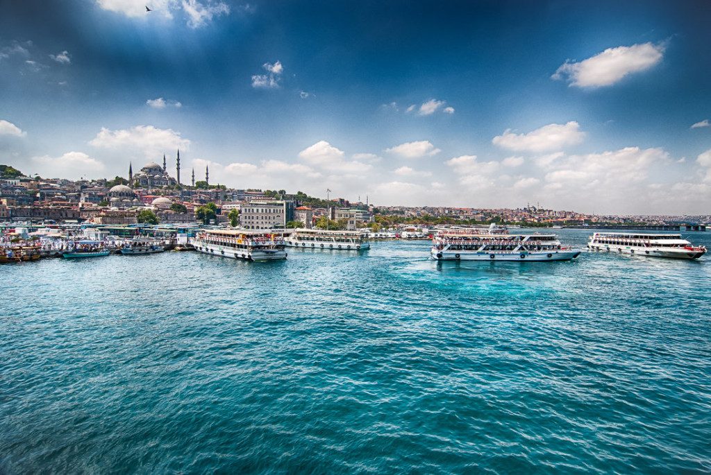 Eminonu-l’embarcadère des bateaux de la promenade sur le Bosphore Istanbul