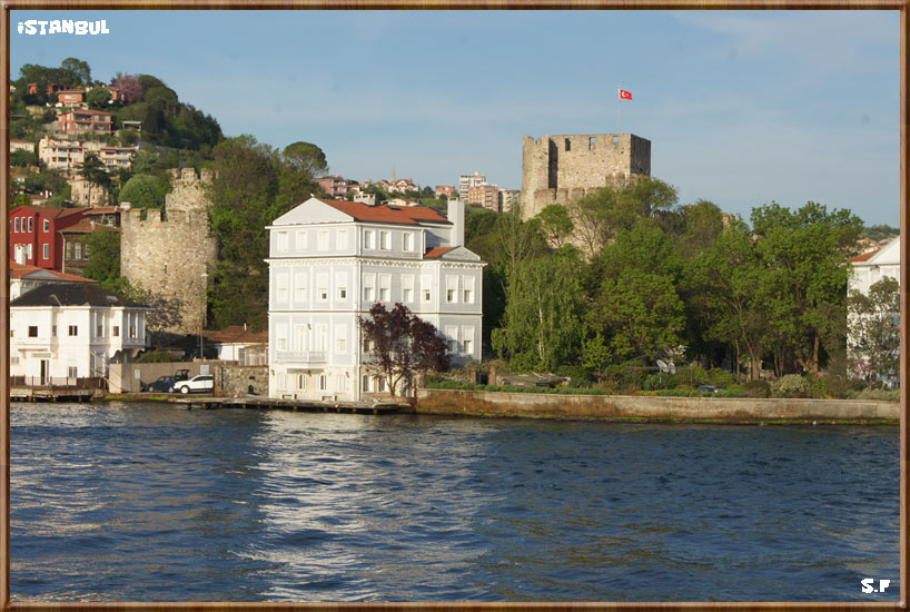 Le château fort de Anadolu Hisarı au Bosphore à Istanbul